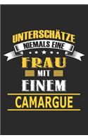 Unterschätze niemals eine Frau mit einem Camargue: Pferd Notizbuch, Notizblock, Geburtstag Geschenk Buch mit 110 linierten Seiten, kann auch als Dekoration in Form eines Schild bzw. Poster verwendet 