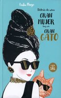 Detras de una mujer hay un gran gato