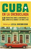 Cuba En La Encrucijada: 12 Escritores Escriben Sobre La Continuidad Y El Cambio En La Habana Y a Través del País / Cuba on the Verge: 12 Writers on Continuity and Change in Havana and Across the Country