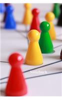 Notizbuch mit Spielfiguren