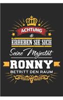 Achtung Erheben Sie sich Seine Majestät Ronny Betritt den Raum