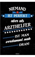 Niemand ist perfekt aber als Arzthelfer ist man verdammt nah dran! Notizbuch