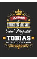 Achtung Erheben Sie sich Seine Majestät Tobias Betritt den Raum