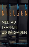 Ned ad trappen, ud på gaden