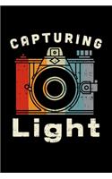 Capturing Light: FOTOGRAFEN UND KAMMERMANN NOTIZBUCH 6x9 (A5) 120 Seiten liniert! für Filmer & Kameramänner Fotografie, Theater, Liebhaber im Vintage Retro Style A5 