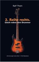 2. Reihe rechts. Gleich neben dem Drummer!