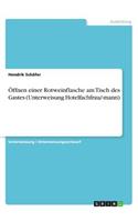 Öffnen einer Rotweinflasche am Tisch des Gastes (Unterweisung Hotelfachfrau/-mann)