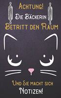 Achtung! Die Bäckerin betritt den Raum und Sie macht sich Notizen: DIN A5 Notizbuch / Notizheft /Journal blanko, unliniert und 120 Seiten. Perfektes Geschenk von Kollegen für Kollege für den passenden Beruf.