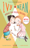 Ivy and Bean: Break the Fossil Record - Book 3: (Ivy & Bean)