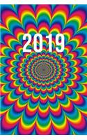 2019: Jan - Dez Wochenplaner - 365 Tage Terminkalender Mit Uhrzeit - 1 Tag Auf 1 Seite, Ca. A5 - Psychedelic Regenbogen Spektrum