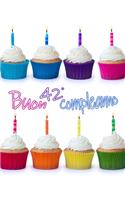 Buon 42° Compleanno: Carino cupcake progettato libro di compleanno che può essere utilizzato come un diario o taccuino. Grande regalo per donne o uomini di 42 anni. Megl