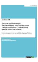 Korrekte Ausführung einer Kurzhantelübung zum Trainieren des Trizeps-Armmuskels (Unterweisung Sportfachfrau / -fachmann)