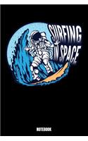 Surfing In Space Notebook: Astronaut Notizbuch: Notizbuch A5 karierte 110 Seiten, Notizheft / Tagebuch / Reise Journal, perfektes Geschenk für Sie, Ihre Familie und Freunde ge