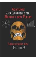 Achtung! Der Gruppenleiter betritt den Raum und er macht sich Notizen