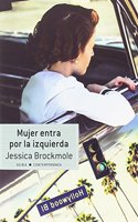 Mujer entra por la izquierda