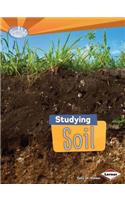 Studying Soil: (Searchlight Books — Do You Dig Earth Science?)