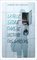 La fille seule dans le vestiaire des garcons