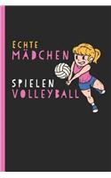 Echte Mädchen spielen Volleyball