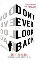Don't Ever Look Back: A Mystery(Buck Schatz)