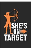 She's on Target: Bogenschützenpfeil Notizbuch liniert DIN A5 - 120 Seiten für Notizen, Zeichnungen, Formeln - Organizer Schreibheft Planer Tagebuch